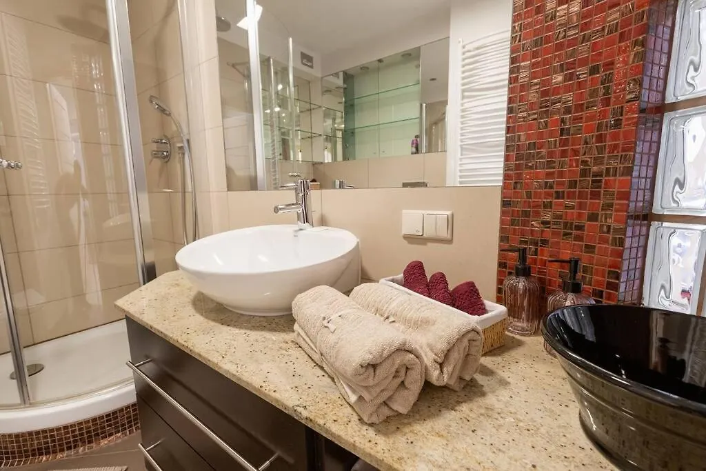 Great 2 Bdr Apartment, Prestigious Location In The Center Of Warsaw. Apartamento